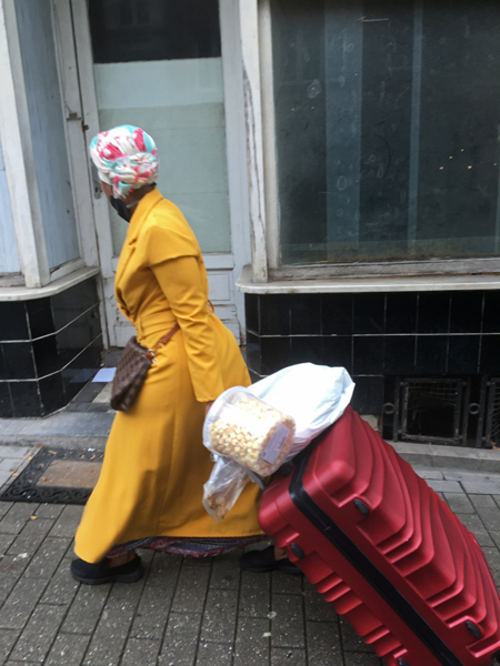 353 :: Cheerful colours on a murky Saturday   - file not found (media/photos/600/WomenOfBrussels_woman_luggage_red_yellow_Bruxelles_03Oct2020_iPhone6s_P_IMG_0071.jpg)